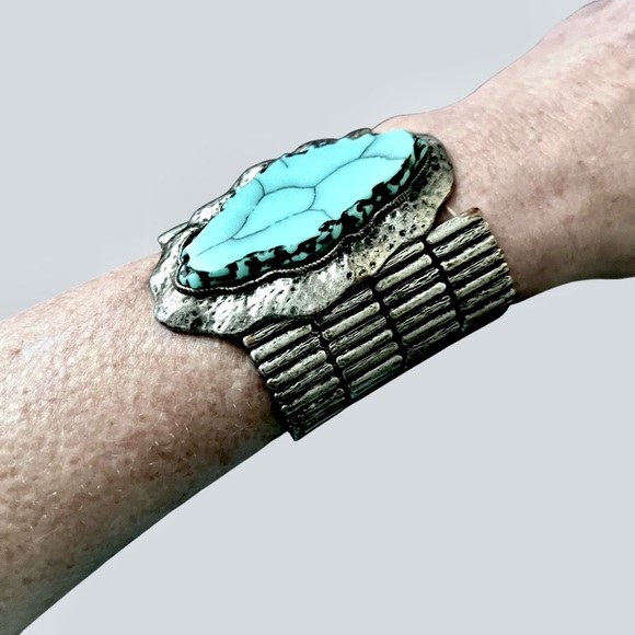 Handcrafted Vintage Turquoise Stone Medallion Silver Bracelet - Picture 10 of 10